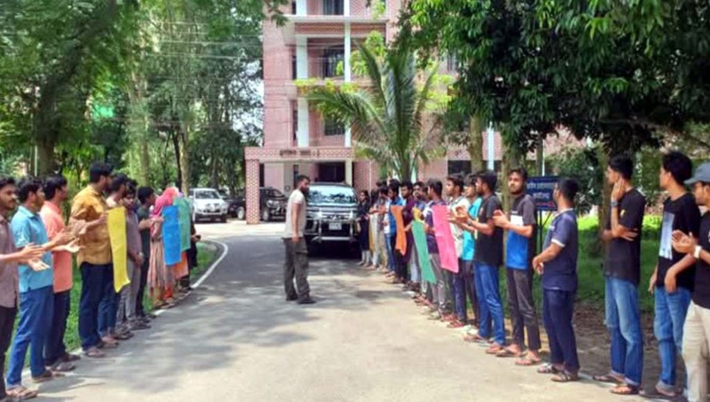 শাহজালাল বিশ্ববিদ্যালয়ে উত্তাল আন্দোলন: অযোগ্য শিক্ষক নিয়োগ বাতিলের দাবিতে ছাত্রদের বিক্ষোভ 1 c090abb31ad8773b0c4de0ee8f952bb8