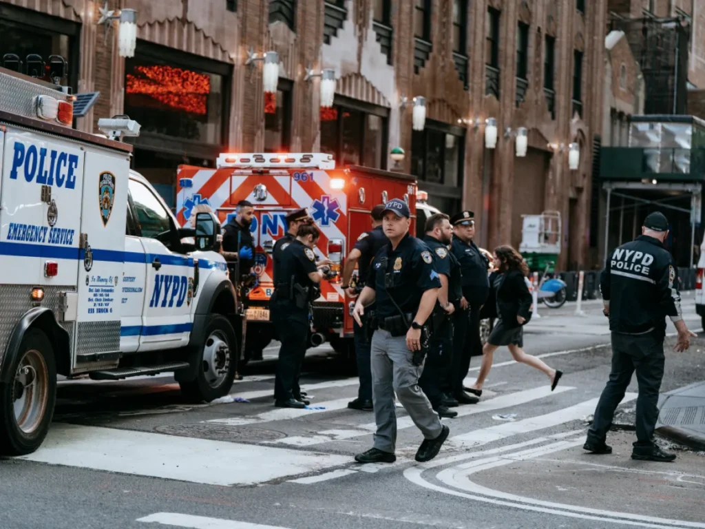 ম্যানহাটনে কর্মঘণ্টার বাইরে থাকা পুলিশ কর্মকর্তার গুলিতে অস্ত্রধারী নিহত 1 ctc ny shooting 4231819590