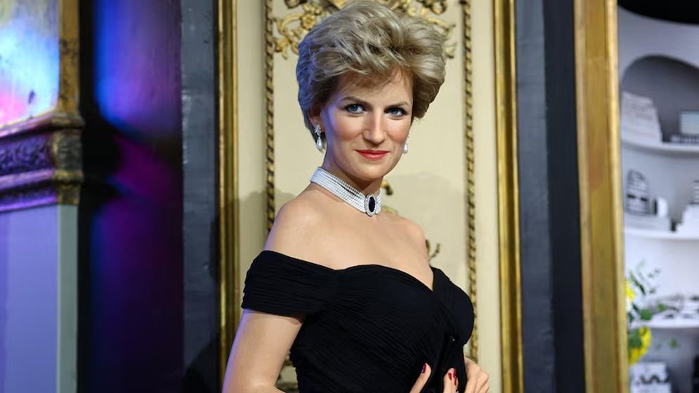 প্রিন্সেস ডায়ানার সেই কালো ‘রিভেঞ্জ ড্রেস’ এখন ৬ লাখ ডলারে — সময়ের সঙ্গে বেড়েছে তার গুরুত্ব ও মূল্য 1 revenge dress 6921da9f36729